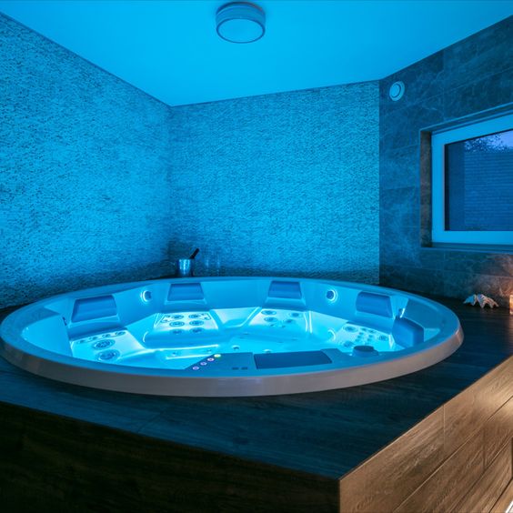 blue whale professional 5 person luxury spa 1